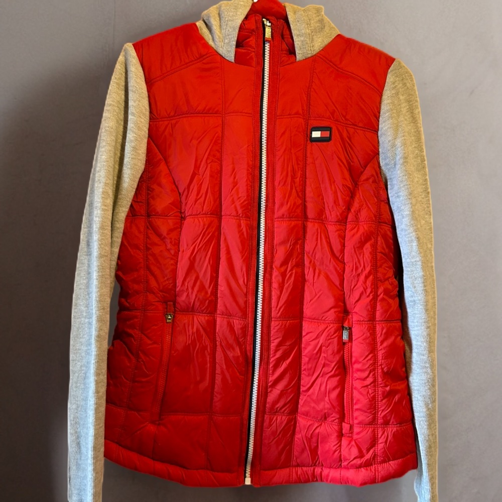 NWT. Tommy Hilfiger combines a puffer jacket design with stretch knit sleeves